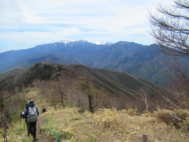 北沢山までの登山道を歩く登山者