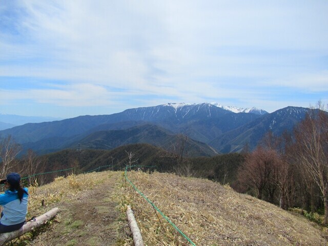 北沢山の山頂の様子休憩している登山者