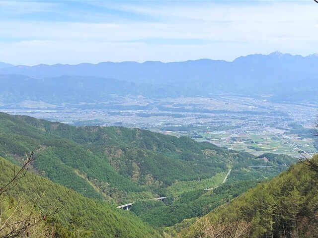 眼下に権兵衛街道が見えている