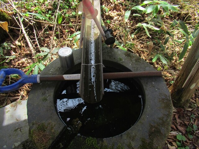 権兵衛峠の水場