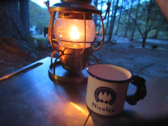 ランタンとホーローマグカップのナイスリー