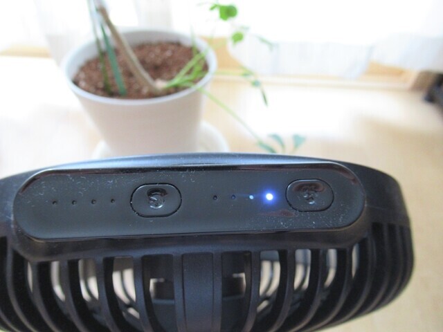 扇風機本体の上部にボタンがあるので手動で調節することも可能