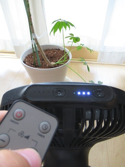 プリズムクレイモア扇風機リモコンの性能をレビューの様子