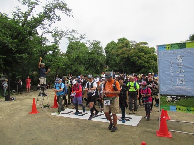 富士山一周ウルトラウォーキングはウェブスタートで5分間隔の様子