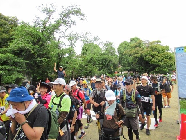 125kmの富士山一周ウルトラウォーキングのスタート様子