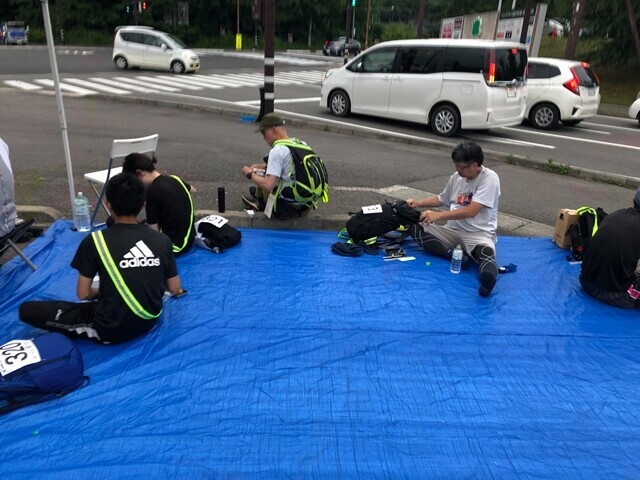 第3エイドで休んでいる富士山一周ウルトラウォーキングの参加者様子