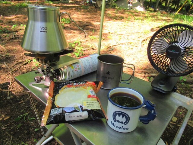 お湯が沸いたのでコーヒー淹れている様子