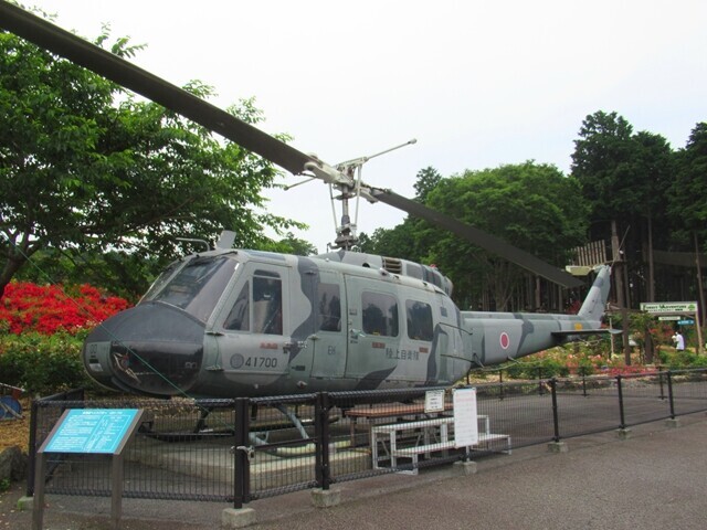 富士山樹空の森の中の自衛隊ヘリコプターの展示