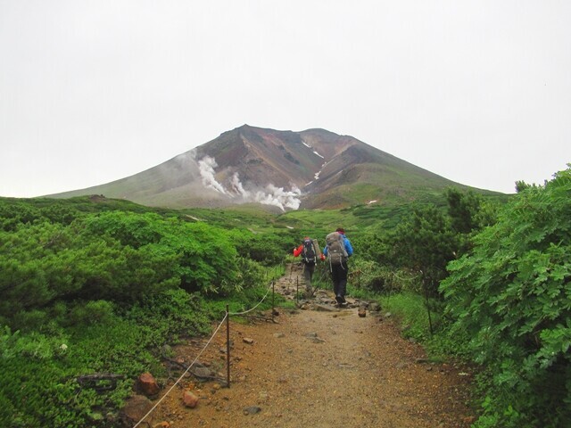 旭岳山頂を遠望