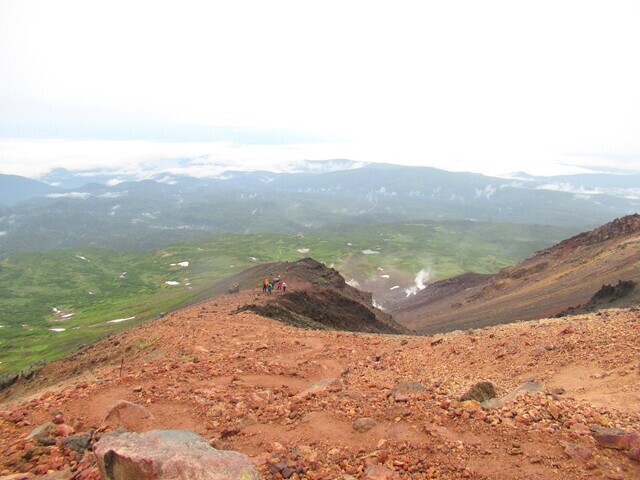 振り返っての滑る旭岳登山道の様子