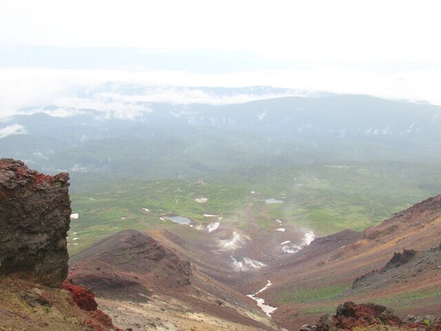 旭岳山頂付近からの姿見の池景色