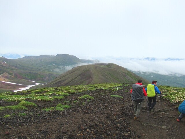 旭岳の山頂と登山者