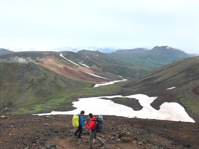 旭岳の山頂から下っている様子