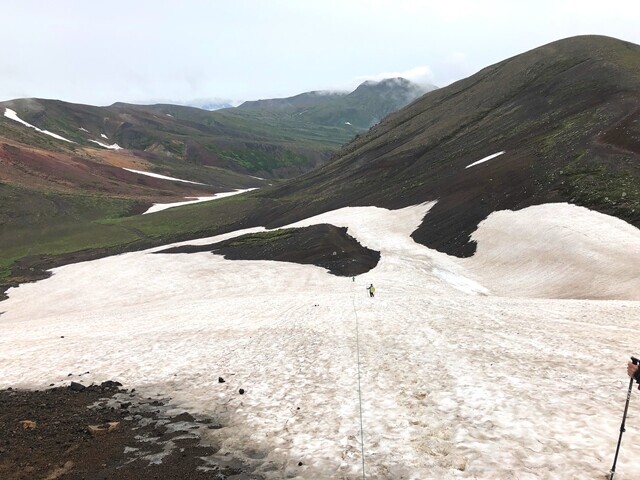 大雪山登山の雪渓歩き