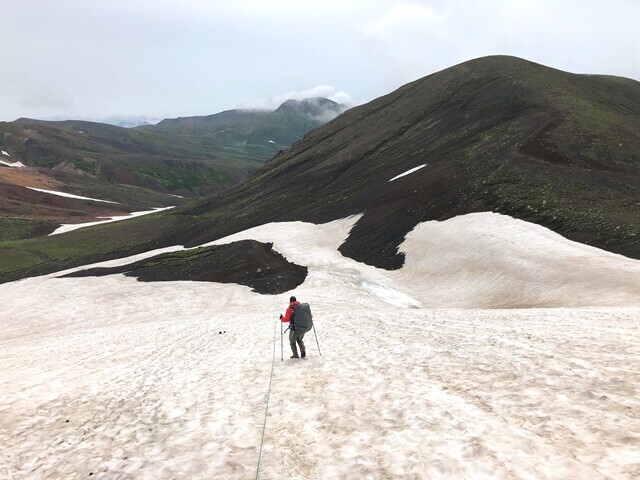 大雪山登山中の雪渓の様子