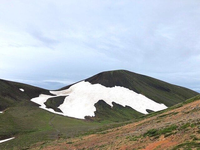 裏旭キャンプ指定地と旭岳の山頂の景色と風景