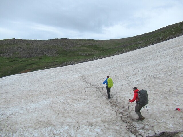 雲岳分岐の近くの残雪地帯