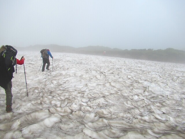 >忠別岳避難小屋から五色岳、化雲岳を目指して登山スタートの様子