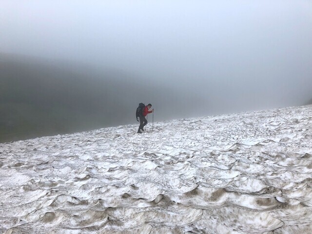 化雲岳へ登山する男性