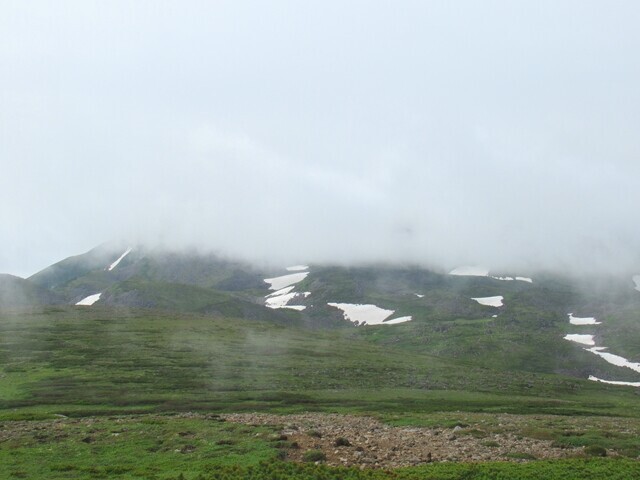 化雲岳の山頂からのトムラウシ山の景色
