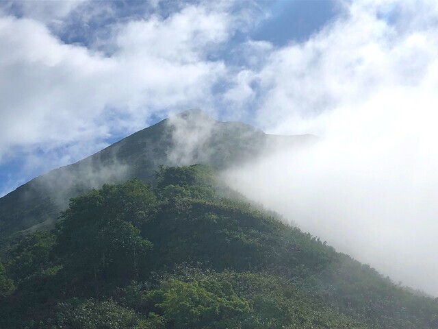 目指すニセコアンヌプリの山頂の天気の様子