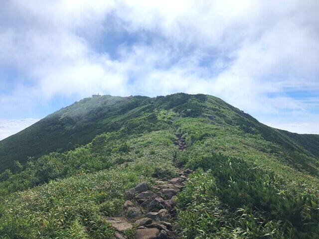 ニセコアンヌプリの山頂と避難小屋