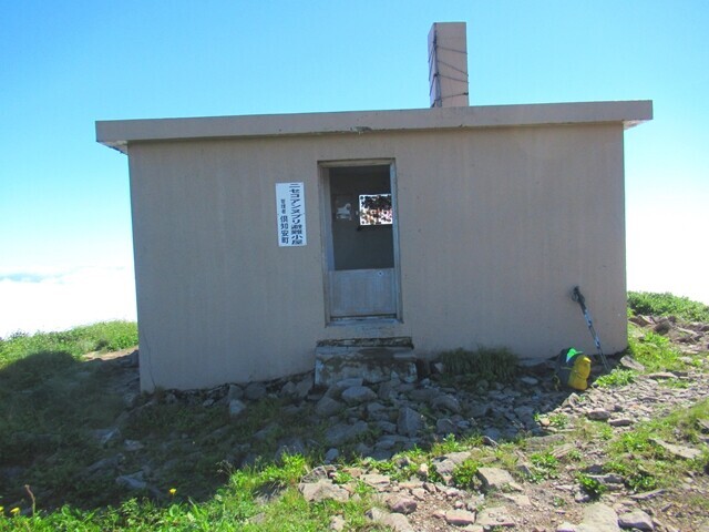 ニセコアンヌプリの山頂に建っている避難小屋