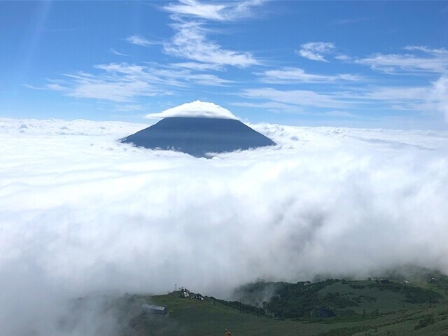 雲海に浮かぶ羊蹄山