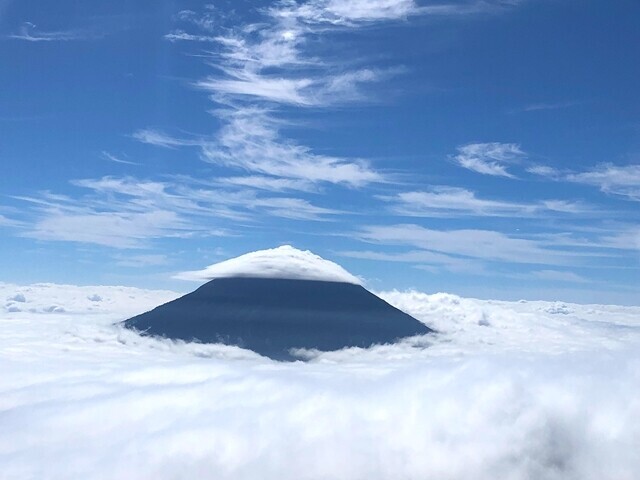 羊蹄山の山頂は笠雲がかかっている