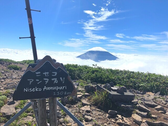 ニセコアンヌプリの山頂から下山の様子