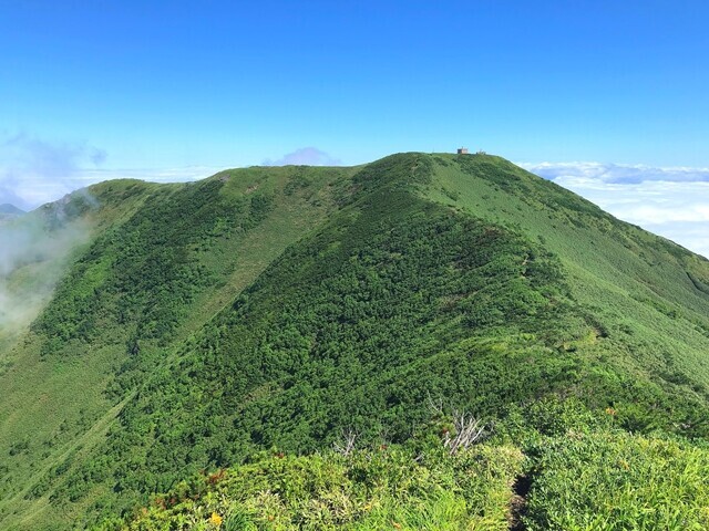 南峰のコルから振り返ってのニセコアンヌプリの山頂