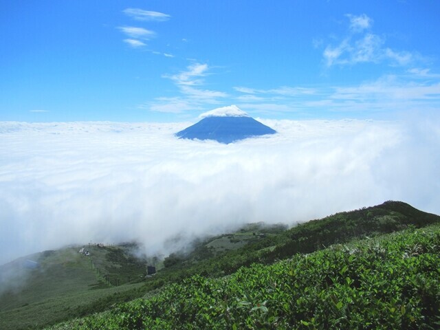 ニセコアンヌプリ南峰の山頂からの羊蹄山景色