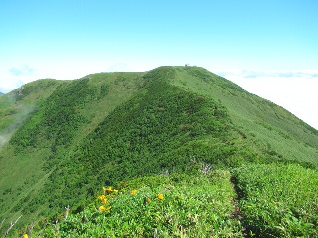 ニセコアンヌプリ南峰から登山道を戻る様子