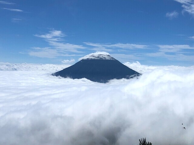 山頂の笠雲が薄くなってきた羊蹄山景色