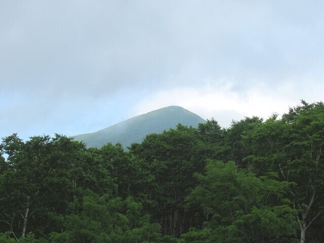 五色温泉野営場から見るニセコアンヌプリ山頂