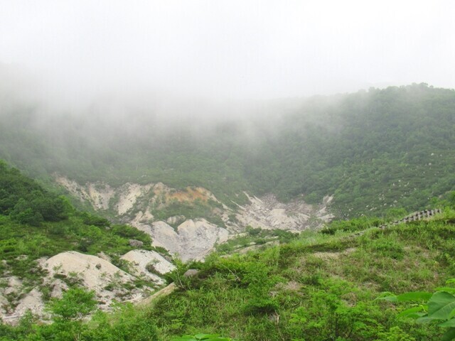 五色温泉の荒々しい景色