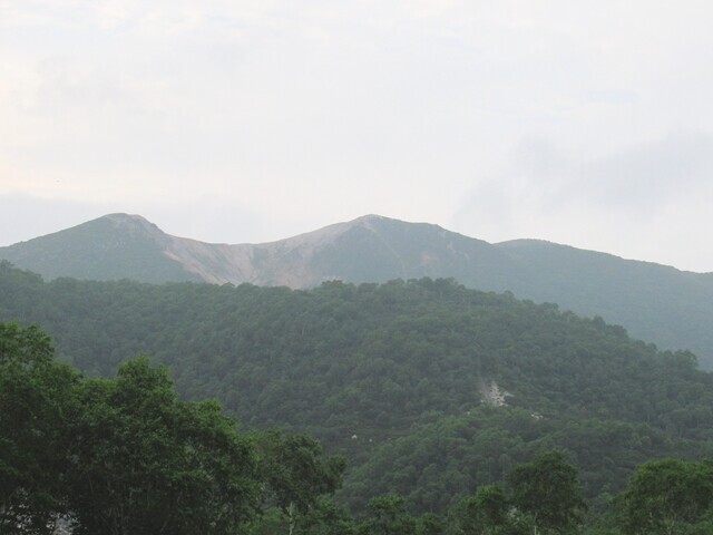 五色温泉野営場からイワオヌプリ山頂の景色