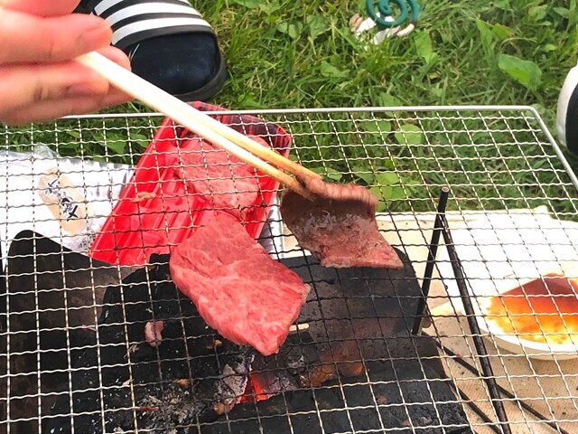 キャンプ飯で肉を焼き続けている様子