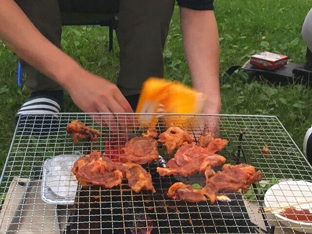 夜空のジンギスカンを焼き始めている様子