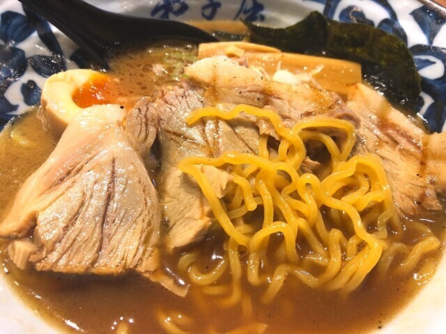 弟小屈のラーメンのレビューの様子