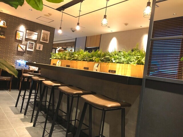 ウェルカムドリンク付近の座席とテーブル設備