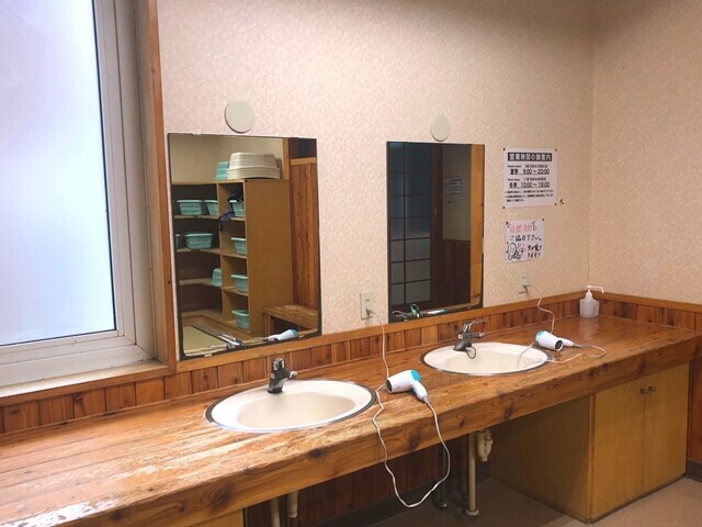 五色沼温泉の洗面台の所にドライヤー設備