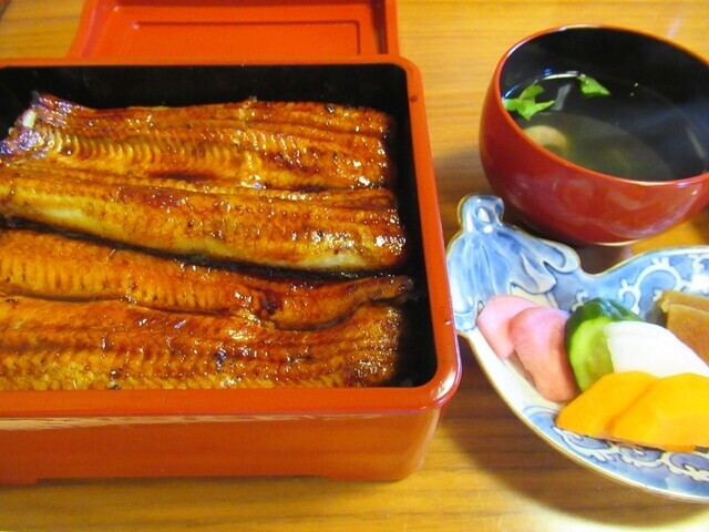 友栄うなぎのうな重に付く肝いりのお吸い物とお漬物