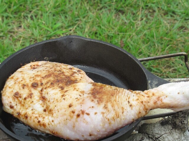 鶏肉料理をキャンプ料理で作っている状態