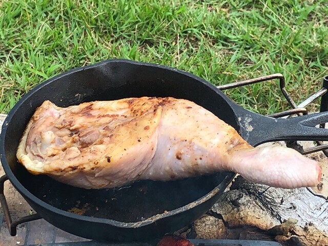 骨付きのモモ肉を焼いている様子