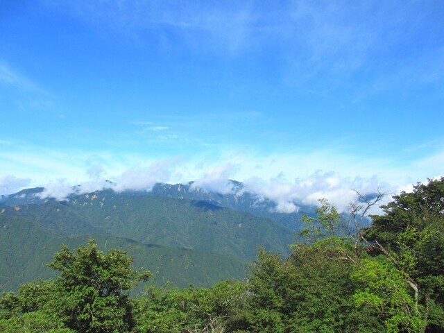 大山山頂から眺める丹沢山塊の景色