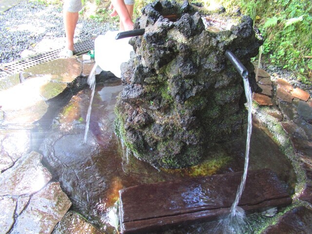 護摩屋敷の水注意看板