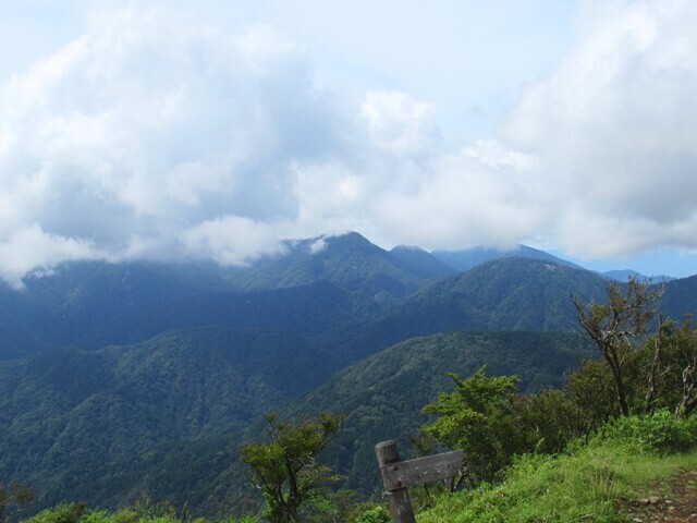 塔ノ岳の山頂から見る丹沢山塊景色