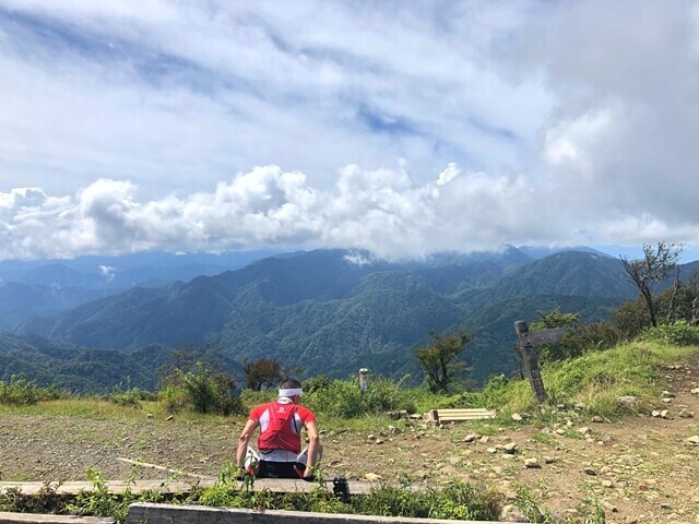 塔ノ岳の山頂登山者の様子