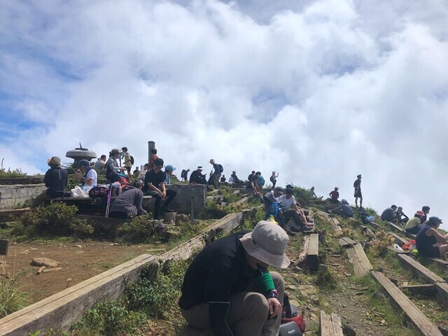 塔ノ岳の山頂で休憩した登山者